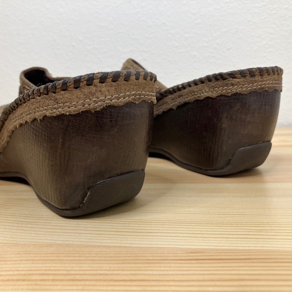 Clarks Artisan Mules Clogs Shoes Y2K Women 7M Brown Leather Embroidered Comfort - Picture 4 of 9